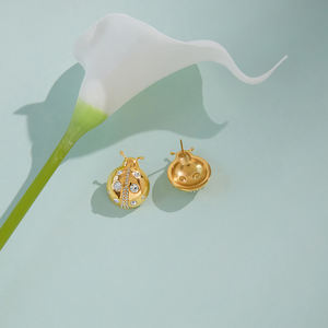 Orecchini a Perno J&D in Acciaio Inossidabile Placcato Oro 18K PVD Impermeabili Alla Moda Classici con Zirconi Bianchi a Forma di Coccinella - Product Image 5