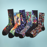 Chaussettes ras du cou avec imprimé artistique vibrant, chaussettes fantaisie style urbain à bout renforcé, sublimation vierge