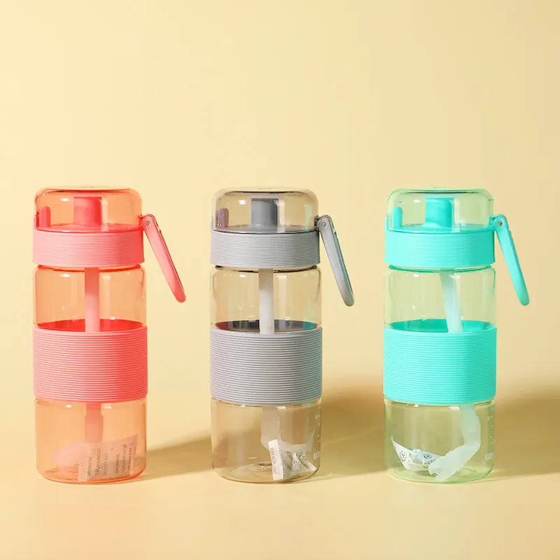 600ml çocuk su şişeleri tek bir tıklama ile çevirin özel Logo baskılı BPA ücretsiz Tritan plastik spor su şişesi hasır kollu