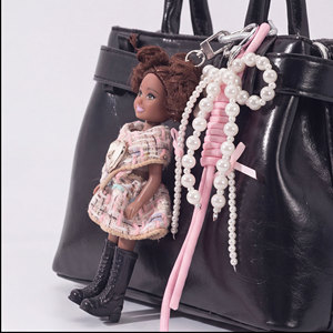 Ciondolo per Borsa a Forma di <span class=keywords><strong>Mini</strong></span> Bambola Carina con Fiocco di Perle e Nodo di Corda Rosa, Accessorio Coquette Kawaii per Borsetta - Product Image 4