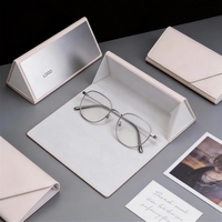 Boîte pliante triangulaire écologique personnalisée avec panneau en métal brossé, garniture en cuir, gaufrage et pelliculage mat pour une image de marque haut de gamme