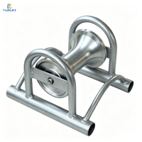 Galet de tirage pour câble métallique avec protections latérales pour conduits en acier, pour courbures de câbles, pour raccords, pour zones de transformateurs, pour tirages en pente raide