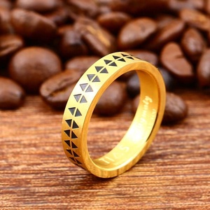 Anillo de Banda Triangular Geométrica de Acero Inoxidable 316 Resistente al Agua para Hombre, Dorado/Negro, Estilo Punk, para Regalo/Fiesta/Uso Diario - Product Image 3