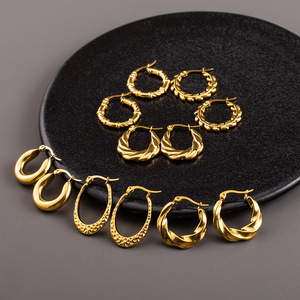 Yunnique Boucles d'oreilles géométriques en forme de U en acier titane plaqué or 18 carats pour femmes, bijoux à la mode pour un usage quotidien - Product Image 2