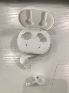 หูฟังไร้สาย A800 LED หน้าจอสัมผัสสีเต็มรูปแบบ ความหน่วงต่ำ พร้อมฟังก์ชันสลับภาษาและฟังก์ชันคล้ายๆ - Product Image 6