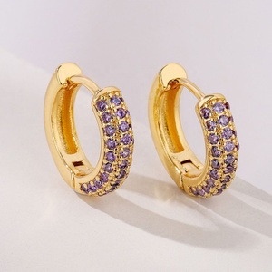 Boucles d'oreilles créoles mini tendance en acier inoxydable plaqué or 18 carats et cuivre, ornées de zircons, style rétro exquis, pour femme, idéales pour les soirées. - Product Image 4