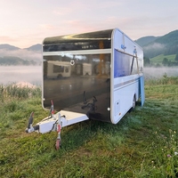 Caravane de camping tout-terrain de luxe avec salle de bain et cuisine pour le camping familial et les voyages en véhicule tout-terrain