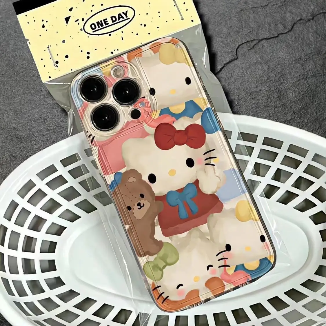 Hello Kitty dan Bear casing iphone 15pro Max, pelindung ponsel untuk iPhone14 baru 13 paket penuh 12 lunak x/xr