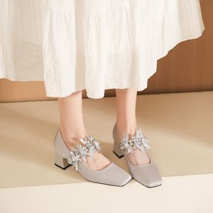 Zapatos Mary Jane de punta cuadrada de gamuza sintética con cristales florales, estilo retro de otoño, tacón grueso, sin cordones, para mujer. - Product Image 4