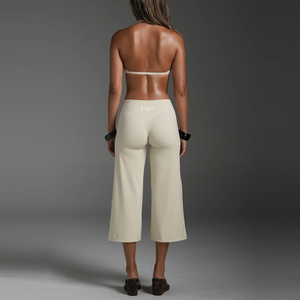 Ensemble de vêtements de sport pour femmes, fabriqué sur mesure, de haute qualité, comprenant un haut de sport dos nu et un legging évasé longueur mollet, pour la gym et le yoga. - Product Image 2