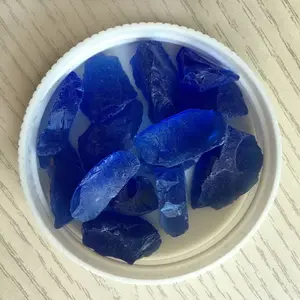 蓝色水磨石粉碎回收碎玻璃，用于填充花瓶