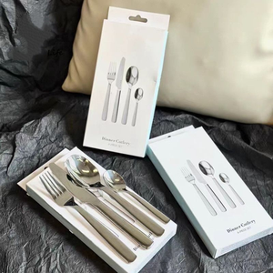 Set di Posate Occidentali in Quattro Pezzi dal Design Moderno, Coltello, Forchetta e Cucchiai in Acciaio Inossidabile per Casa e Ristorante - Product Image 4