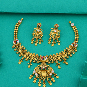 Elegante conjunto de collar indio de oro con delicado trabajo de filigrana y pendientes a juego, perfecto para novias y ocasiones festivas. - Product Image 1