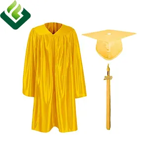 Robe de graduation brillante pour enfants et casquette avec charme d'année à pompon 2024