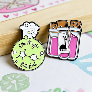 In Stock icona di chimica spille di smalto attrezzature da laboratorio spilla nerd Geek adesivo per telefono associazione del Club scientifico souvenir - Product Image 3