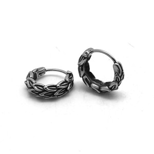 Pendientes de aro yunique de acero de titanio con diseño de plumas, joyería unisex para fiestas, otoño 2024 - Product Image 5