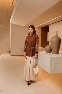 Elegante Blusa de Algodón con Bordado Peroza y Botones Frontales Ocultos para Oficina y Ropa Formal - Product Image 2