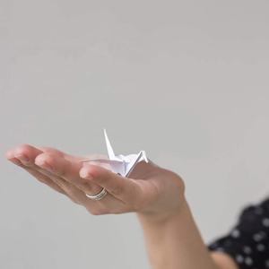 Vente en gros de grues en papier <span class=keywords><strong>origami</strong></span> japonaises blanches faites à la main 100 pièces 1.57 pouces bout d'aile design élégant inspiré de l'amour pour les vacances de mariage - Product Image 5