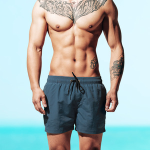 กางเกงขาสั้นกีฬาวิ่งออกกำลังกายสำหรับผู้ชายแบบขายส่ง ผ้าทึบ กันน้ำ ระบายอากาศได้ดี เป็นมิตรกับสิ่งแวดล้อม แห้งเร็ว - Product Image 4