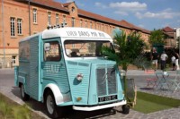 Op maat gemaakte retro elektrische Citroën foodtrucktrailer met commerciële ijsrolmachine in strandnachtmarkt