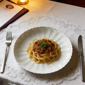 Assiette ronde en céramique blanche à motif de chrysanthème, 9 pouces, pour desserts, usage hôtelier et fêtes - Product Image 3