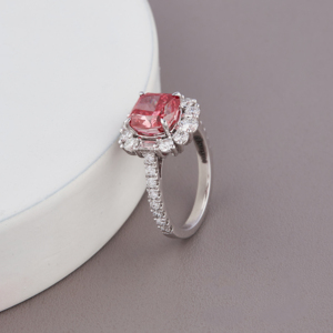 Anillo de Diamante Cultivado en Laboratorio con Corte Cojín Rojo y Halo con Banda Pavé en Oro Rosa/Amarillo/Blanco de 18K |   Joyería Fina Personalizada - Product Image 6