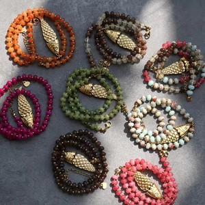 Collier bohème printemps-été en pierres naturelles colorées avec <span class=keywords><strong>pendentif</strong></span> poisson en acier inoxydable – Plusieurs couleurs disponibles - Product Image 3
