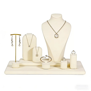 Présentoirs à bijoux de luxe en microfibre beige, MDF et métal – Ensemble de présentoirs pour bagues et boucles d'oreilles - Product Image 1