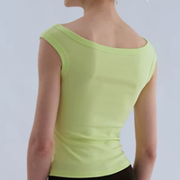 Kaos Wanita Desain Kustom Grosir, Kerah Sabrina Polos, Warna Solid, Bahan Bernapas, Slim Fit Tanpa Lengan