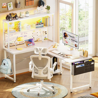 Grand bureau d'ordinateur réversible en forme de L avec prise de courant et bureau de jeu à panneau perforé avec lumières LED et plateau pour clavier
