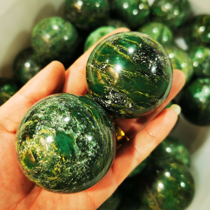 Esfera de Esmeralda Tallada a Mano, Cristal Natural Pulido, Artesanía Curativa, Decoración para el Hogar con Temas de Feng Shui y Mascotas, Venta al Por Mayor - Product Image 2