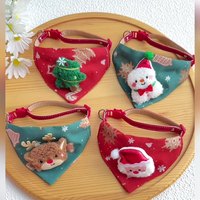Nouveauté 2026 : Accessoires de Noël et du Nouvel An en gros – Cadeaux pour chiens et chats : Écharpe triangulaire à capuche brodée 3D, Collier de printemps pour animaux de compagnie