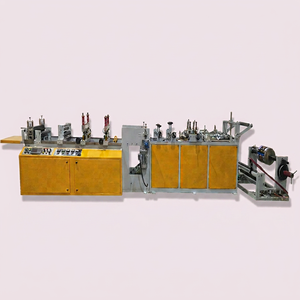 Machine d'emballage industriel automatisée et de traitement par convoyeur fonctionnant dans une usine moderne pour une production continue à grande vitesse - Product Image 1