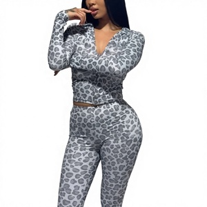 Set Due Pezzi Sexy con Stampa Leopardata, T-Shirt Aderente e Leggings da Donna, Outfit Casual con Motivo Leopardato - Product Image 3