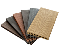 Planche de terrasse en WPC à grain de teck lisse, design contemporain, imperméable et protégée contre les UV pour villa extérieure, terrasse