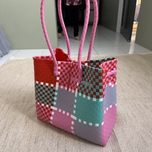 Sacs à main faits à la main pour femmes, sac tissé de qualité supérieure, matériau plastique recyclé, tissage recyclé d'Indonésie - Product Image 3