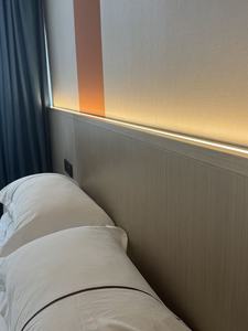 Ensemble de chambre d'hôtel moderne en mélamine pour hôtels de charme et appartements - Durable et écologique - Product Image 3
