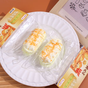 Juguete de Gusano de Silicona Ultra Suave Amarillo con Forma de Pan y Pastel, Perfecto para Aliviar el Estrés en la Oficina y para Niños, Juguetes Blandos para Apretar - Product Image 6