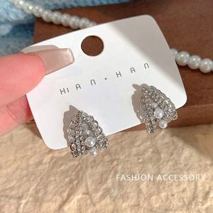 Boucles d'oreilles tendance et élégantes en alliage de zinc plaqué or, imitation perle et zircon, forme goutte d'eau, exquises et personnalisées pour femmes - Product Image 4