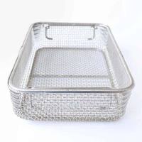 Panier en acier inoxydable robuste avec couvercle à compression, disponible en différentes tailles de mailles.