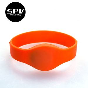 Pasivo <span class=keywords><strong>RFID</strong></span> <span class=keywords><strong>MIFARE</strong></span> Classic NTAG 213 Chip Programable Pulsera de silicona Ajustable 13,56 MHz Pulsera lavable - Product Image 2