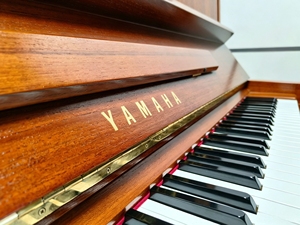 Piano Vertical Yamaha U7 Marrón, 88 Teclas Contrapesadas, Teclado de Madera Sólida, Estilo Clásico, Montaje en Suelo, Caja de Madera Marrón - Product Image 3