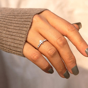 Anello Impilabile con Zirconi per Donne, Gioiello da Dito Minimalista e alla Moda - Product Image 2