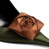 Escarpins à fleurs pour femmes à bout pointu en satin, à talon aiguille, à enfiler, avec bride élastique à la cheville, style sandales à talons