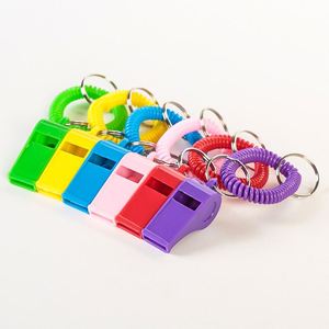 Còi <span class=keywords><strong>Keychain</strong></span> Thể Thao Còi Với Vòng Đeo Tay Lớn Rõ Ràng Nhựa Còi Với Căng Ra Cuộn Dây Cổ Tay Móc Chìa Khóa Sự Sống Còn An Toàn - Product Image 1