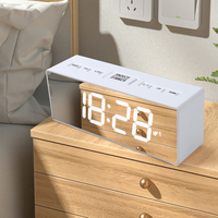 Digitaler Spiegel-LED-Wecker mit FM-Radio, Doppelalarm, Einstellbarer Lautstärke, Innentemperaturanzeige, Schlummerfunktion und Dimmer für Schlafzimmer und Wohnzimmer