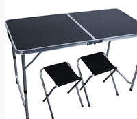 Mini table de camping extérieure pliante en aluminium légère et durable moderne pour les repas dans la cour.