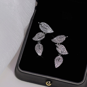 Eleganti Orecchini a Perno a Forma di Foglia, Gioielli da Donna Ispirati alla Natura, Scintillanti, Chic per Uso Quotidiano, Idea Regalo - Product Image 1