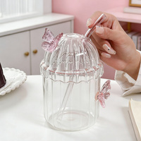 Gobelet en verre côtelé vertical avec décor papillon rose, couvercle en dôme et paille – Mignon verre transparent pour jus, lait, café glacé