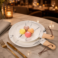 Assiette à dîner en céramique marbrée sur mesure avec poignée en bois, finition mate, motif personnalisé, pour steak et pâtes, idéale pour hôtels et restaurants